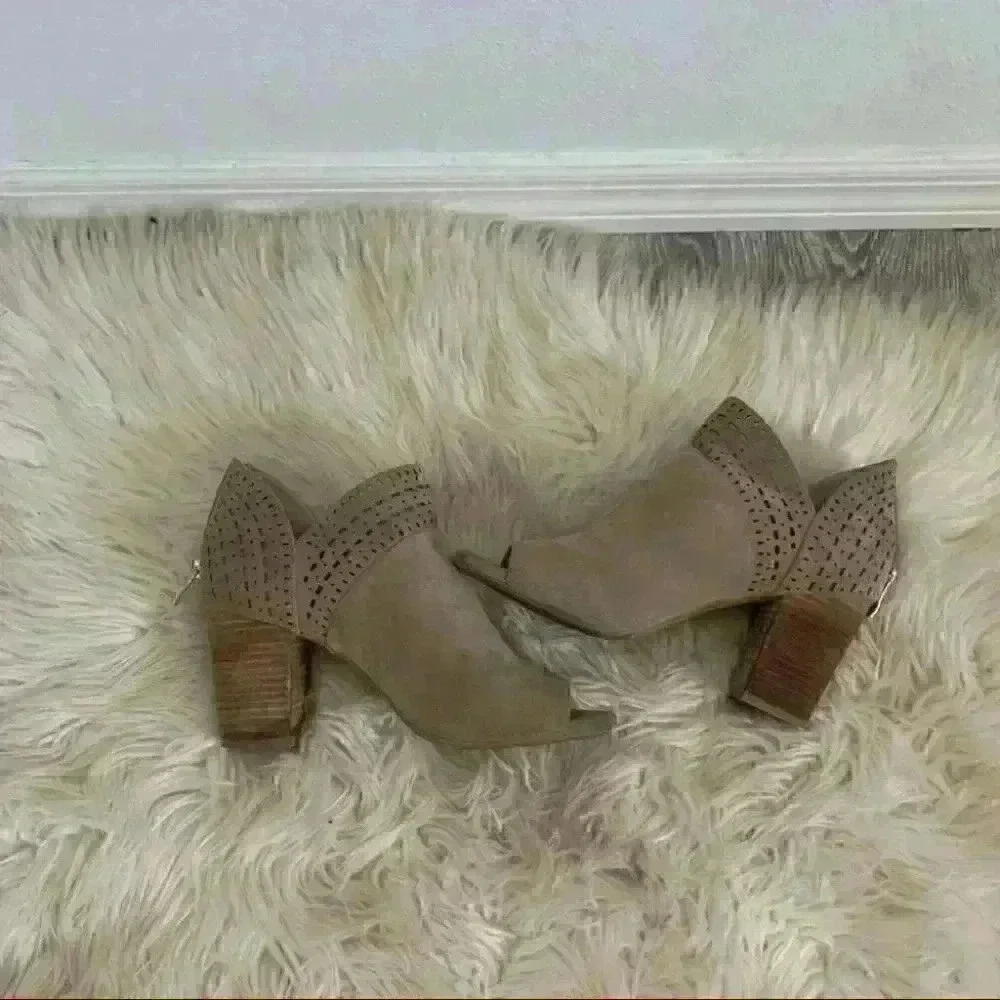 Antonio Melani cliffer Tuscan taupe cutout booties  peep toe 9.5